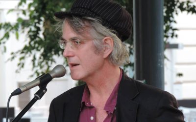 Négy lépés. Egy „emlékműre”.