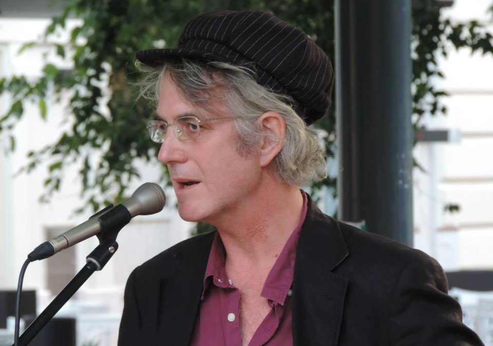 Négy lépés. Egy „emlékműre”.